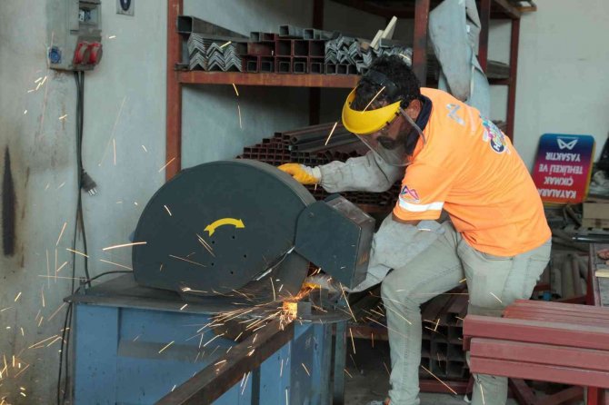 Mersin Büyükşehir Belediyesi, Marangoz Atölyesinde Binlerce Liralık Tasarruf Sağlıyor