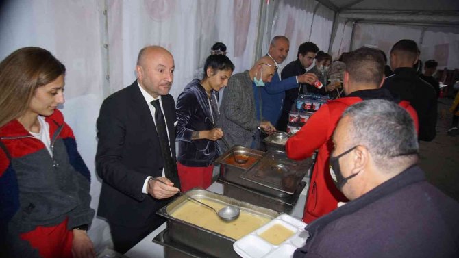 Mhp’den Ayvansaray’da 18 Yıllık İftar Geleneği