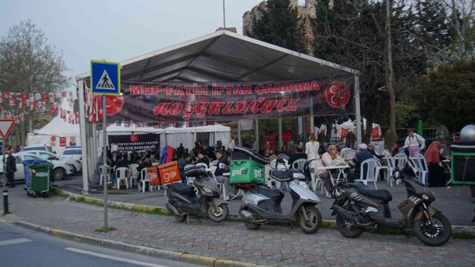 Mhp’den Ayvansaray’da 18 Yıllık İftar Geleneği
