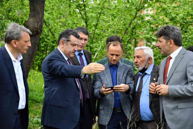 Başkan Genç, Akyazı Kütüphanesinde İncelemelerde Bulundu