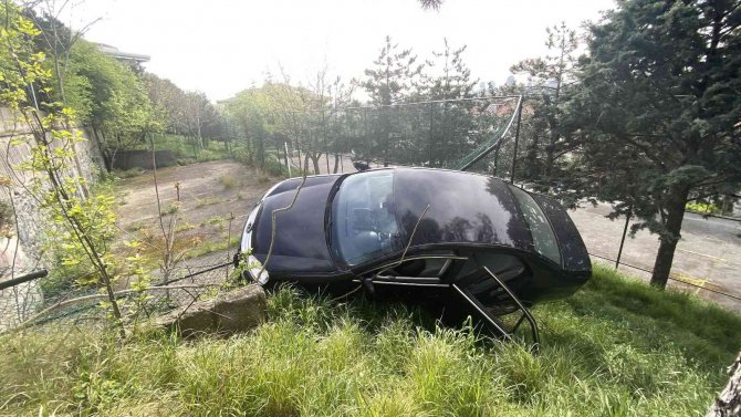 İ̇stanbul Akıl Almaz Kaza: Pedalları Karıştırınca Otomobiliyle Aşağıya Uçtu