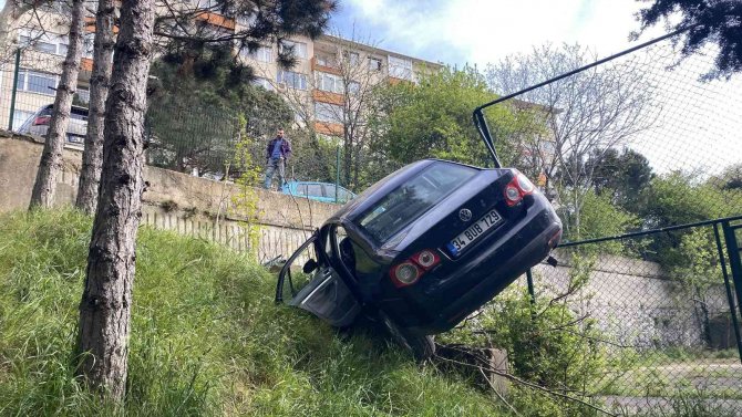 İ̇stanbul Akıl Almaz Kaza: Pedalları Karıştırınca Otomobiliyle Aşağıya Uçtu