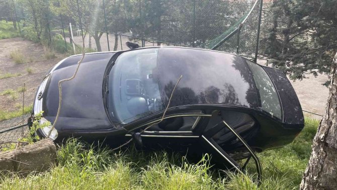 İ̇stanbul Akıl Almaz Kaza: Pedalları Karıştırınca Otomobiliyle Aşağıya Uçtu