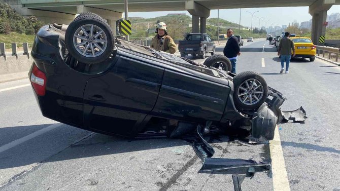 Pendik’de Refüje Çarpan Otomobil Takla Attı: 1 Yaralı