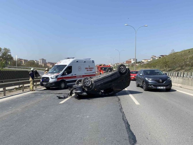 Pendik’de Refüje Çarpan Otomobil Takla Attı: 1 Yaralı