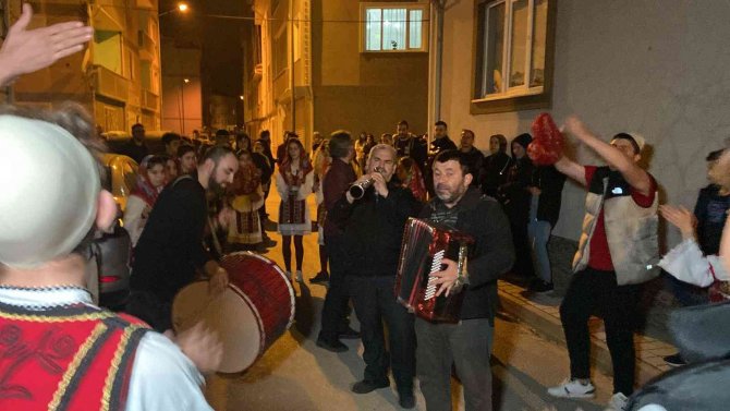 Rumeli Ezgileriyle Sahura Kaldırdılar