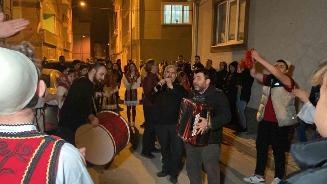 Rumeli Ezgileriyle Sahura Kaldırdılar