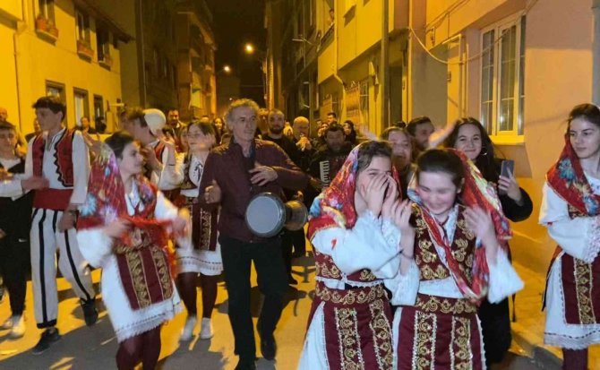 Rumeli Ezgileriyle Sahura Kaldırdılar