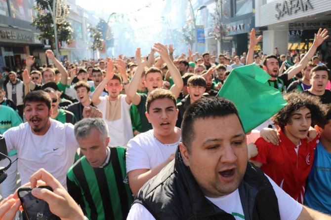 11 Yıllık Özlem Sone Erdi, Taraftar Sokağa Döküldü