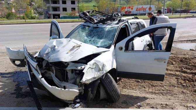 Cenazeden Dönen Muhtar Ve Eşi Kazada Hastanelik Oldu