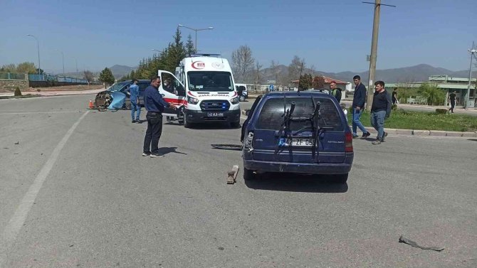 Konya’da Hafif Ticari Araç İle Otomobil Çarpıştı: 1 Yaralı