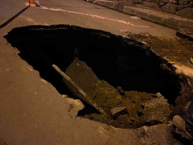 Şişli’de Yol Çöktü, Etrafı Kanalizasyon Kokusu Sardı