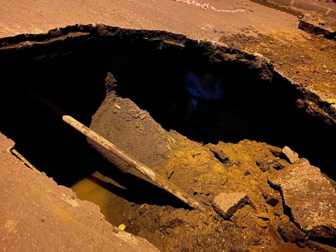 Şişli’de Yol Çöktü, Etrafı Kanalizasyon Kokusu Sardı