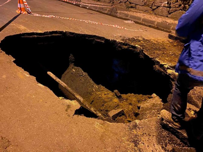 Şişli’de Yol Çöktü, Etrafı Kanalizasyon Kokusu Sardı
