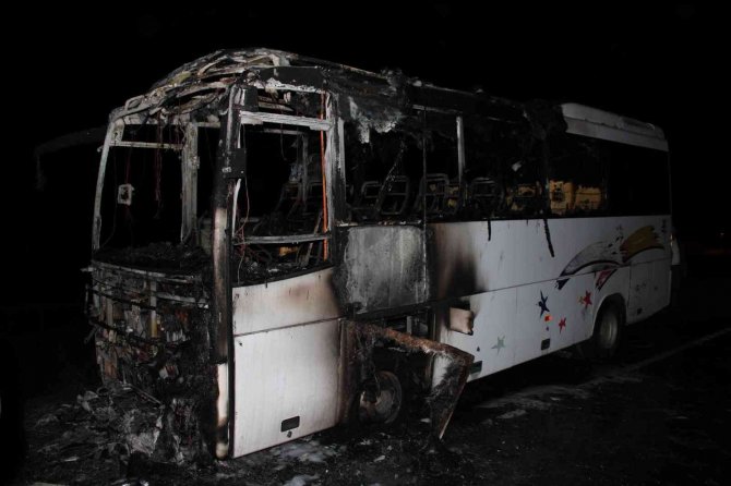 Seyir Halindeyken Yanan Midibüs Kullanılamaz Hale Geldi