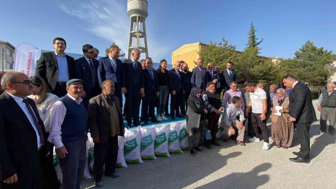 Bakan Kirişci Niğde’de Çiftçilere Kuru Fasulye Tohumu Dağıttı