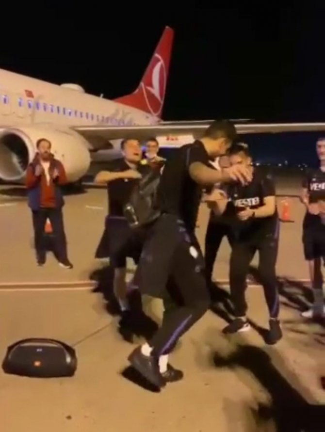 Havalimanında Kolbastı Oynayan Trabzonsporlu Futbolcular Renkli Görüntüler Oluşturdu