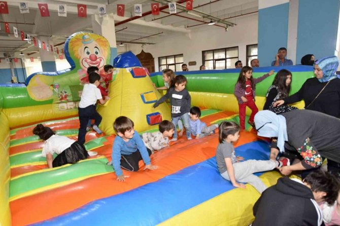 Yunusemreli Çocuklar Bayramlarını Doyasıya Yaşadı