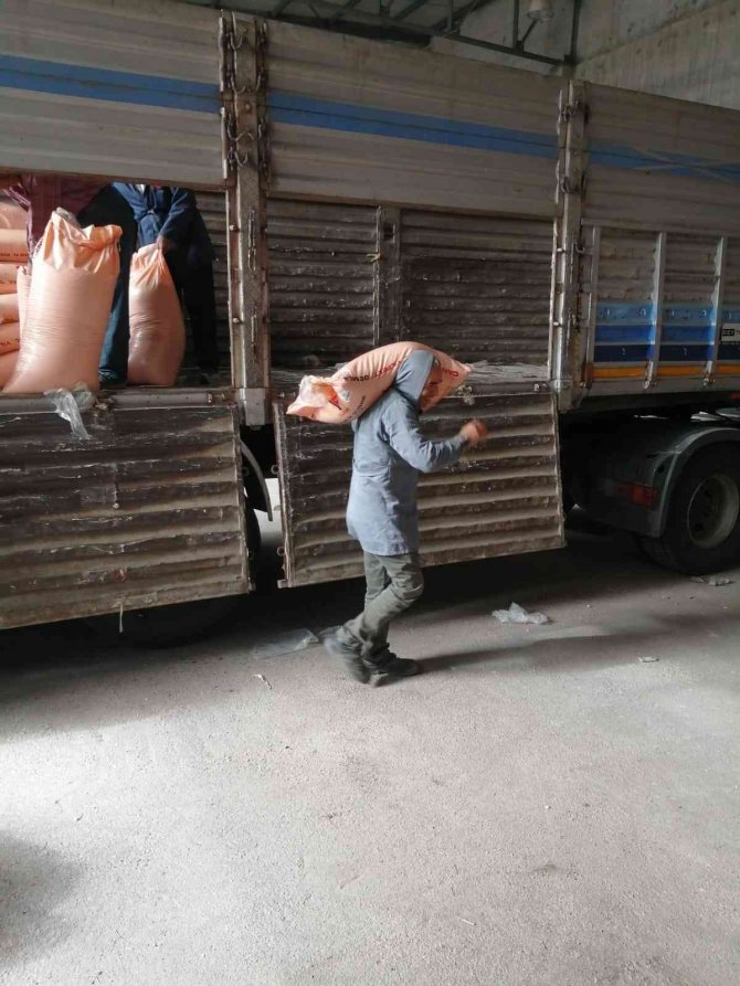 Ziraat Odası, Çiftçiye Uygun Fiyattan Gübre Temin Etti