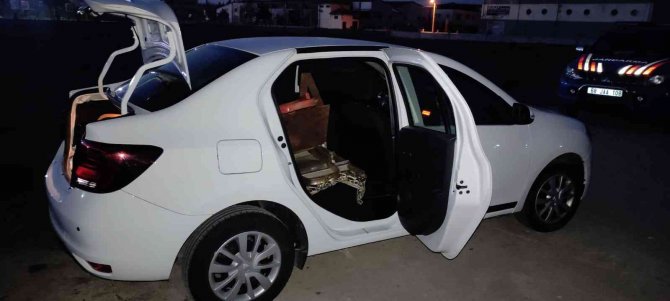 Aracının Plakalarına “Evleniyoruz, Mutluyuz" Yazıp Hırsızlık Yaparken Yakalandı