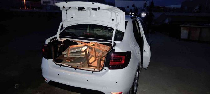 Aracının Plakalarına “Evleniyoruz, Mutluyuz" Yazıp Hırsızlık Yaparken Yakalandı