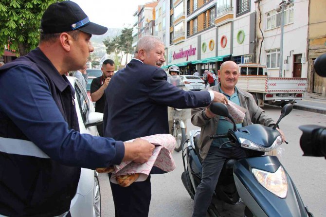Amasya Belediye Başkanı Sarı, İftar Öncesi Trafikte Ramazan Pidesi Dağıttı