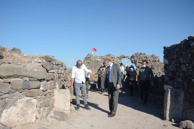 Karacahisar Kalesi Yavaş Yavaş Gün Yüzüne Çıkıyor