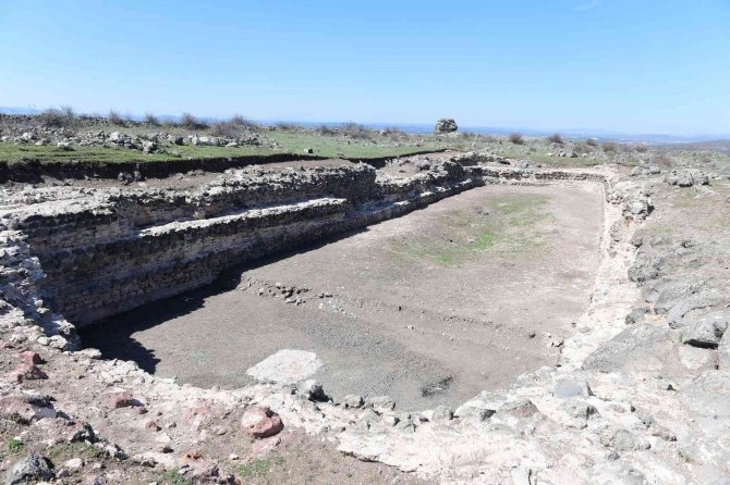 Karacahisar Kalesi Yavaş Yavaş Gün Yüzüne Çıkıyor
