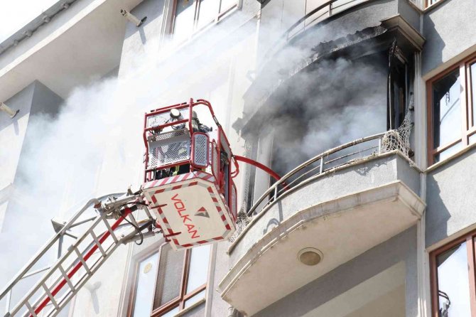 Van’da Bir Evde Çıkan Yangın Korkuttu