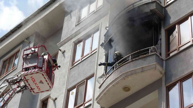 Van’da Bir Evde Çıkan Yangın Korkuttu