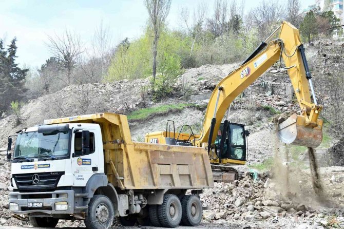 Mamak’ta Kentsel Dönüşüm Tüm Hızıyla Sürüyor: Bölgede Atık Temizliği Başladı