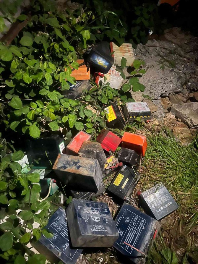 Yedi Emin Otoparkından 30 Adet Akü Çalan 3 Şüpheli Tutuklandı