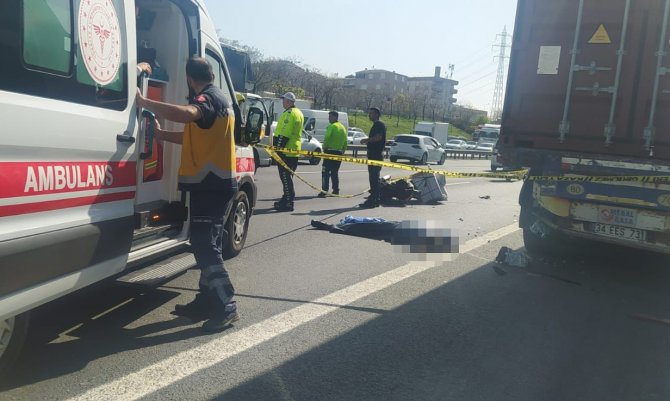 Avcılar’da Tıra Çarpan Motosikletin Sürücüsü Hayatını Kaybetti