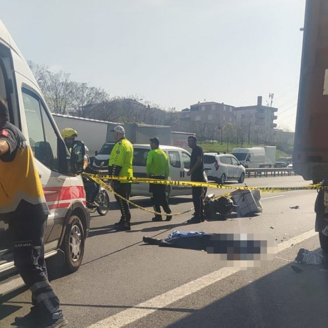 Avcılar’da Tıra Çarpan Motosikletin Sürücüsü Hayatını Kaybetti
