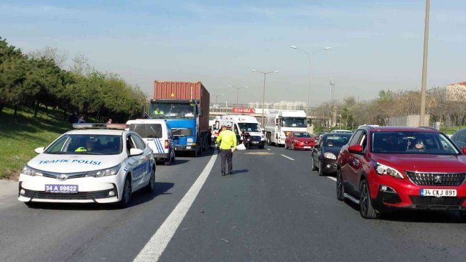 Avcılar’da Tıra Çarpan Motosikletin Sürücüsü Hayatını Kaybetti
