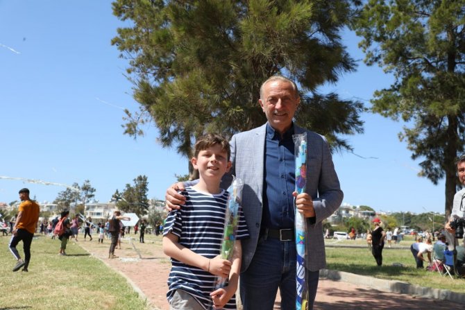 Didim’de Gökyüzü Yüzlerce Uçurtma İle Renklendi