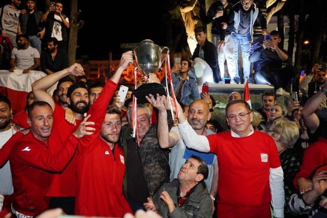Ayvalık’ta Şampiyonluk Sevinci Meydanlara Sığmadı