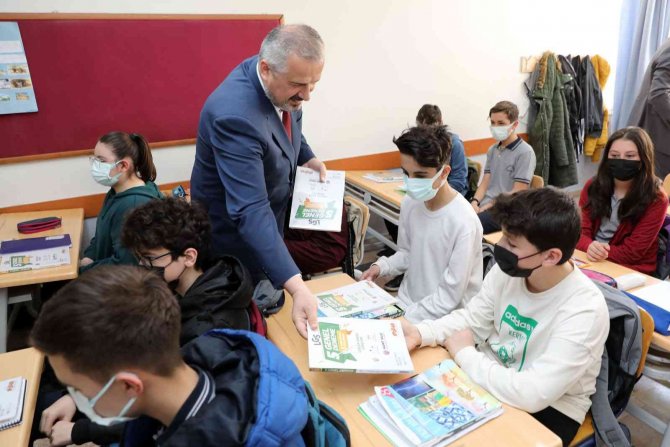Başkan Kılıç’tan 1660 Öğrenciye Lgs Deneme Kitabı