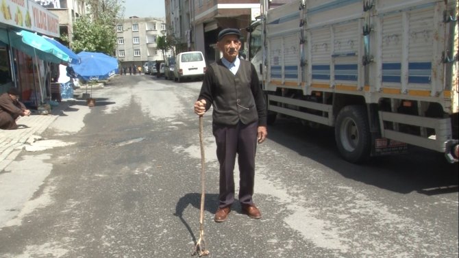 100 Bin Tl’lik Soygun Yaptılar, 80 Yaşındaki Adamdan Sopayı Yiyince Kaçtılar