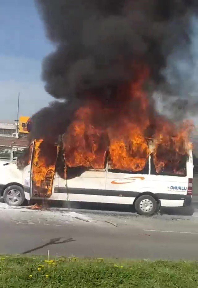 Başakşehir’de Park Halindeki Servis Minibüsü Alev Topuna Döndü