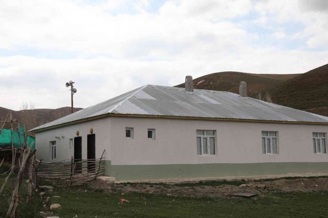 Caminin Uçan Çatısı Yeniden Onarıldı