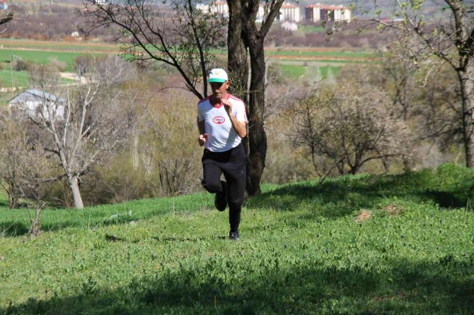 59 Yaşında Günde 20 Kilometre Koşarak Ultra Maratona Hazırlanıyor