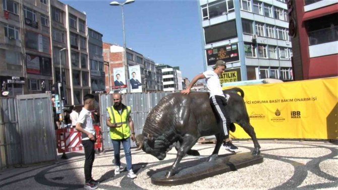 Kadıköy’de, Bakıma Alınan Boğa Heykeli’nin Üzerine Çıkıp Fotoğraf Çektirdi