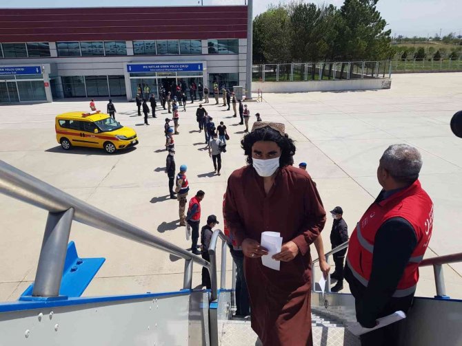 Malatya’da Son 3 Günde 908 Düzensiz Göçmen Ülkelerine Gönderildi