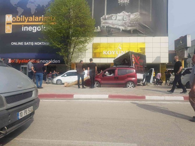 Kamyonun Üzerinden Düşen Tomruk Üç Aracı Ezdi