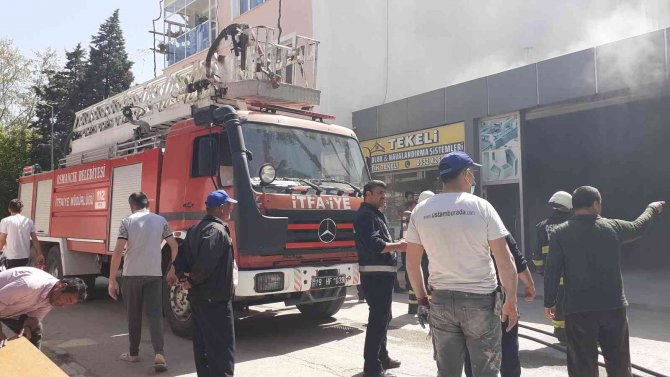 İ̇şyerinde Çıkan Yangın Paniğe Neden Oldu