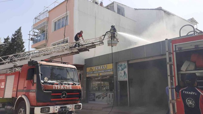 İ̇şyerinde Çıkan Yangın Paniğe Neden Oldu
