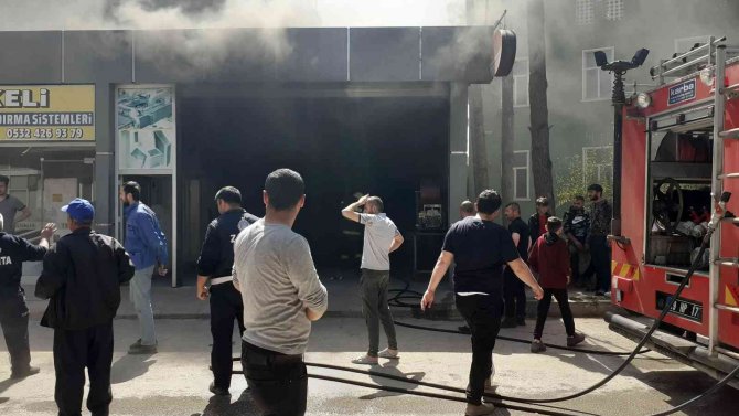 İ̇şyerinde Çıkan Yangın Paniğe Neden Oldu