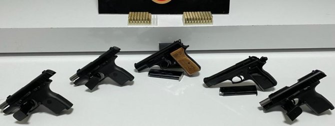 Binlerce Kaçak Cinsel İçerikli Ürün Ele Geçirildi