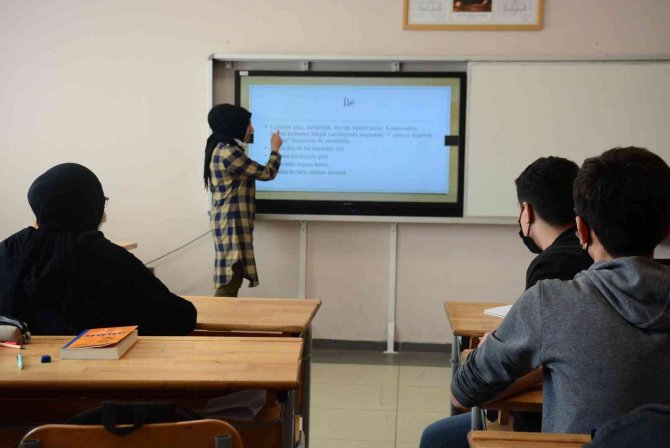 Gönül Gözü İle Öğrencilerini Eğitiyor, Görme Engelli Öğretmenin Müthiş Azmi